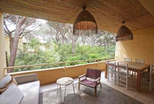 een kamer met een balkon met een tafel en stoelen bij Golf Beach Pals Haus - The Haus Bcn in Pals