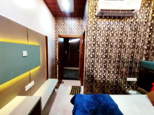 Postel nebo postele na pokoji v ubytování Shri Banke Bihari Seva Sadan Vrindavan
