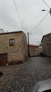 a stone alley with a building and a street at Casa da Rosa in Póvoa de Rio de Moinhos