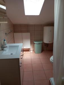 Ένα μπάνιο στο villa Adriana apartments