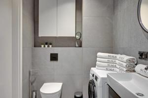 Un baño de Premium Apartment Mustang with Parking by Lion Apartments 14 fotos más