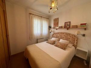 Postel nebo postele na pokoji v ubytování Aspen By CARDI Suites