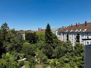 カールスルーエにあるzentrales 130 qm Design-Appartement mit Extrasの木々や建物のある街の景色