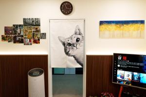 a room with a picture of a cat on the wall at Open#Dongdaegu Station#Luggage Storage#Maximum 8 people#Sensational Accommodation#Hotel Bedding#Silent Fan#1st Floor House in Daegu