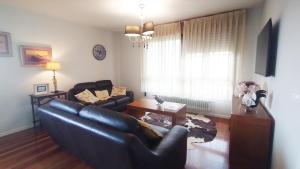 ビリャビシオサにあるCasa El Pielguのソファとテーブルのあるリビングルーム