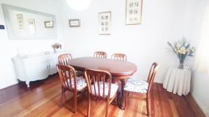 ビリャビシオサにあるCasa El Pielguの部屋のダイニングテーブルと椅子