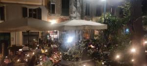 un gruppo di persone sedute al ristorante di notte di Luxury Design-Cattedrale di San Lorenzo a Genova