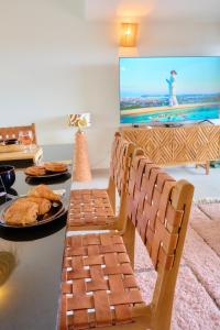 a dining room with a table with food and a tv at Villa Zarlor - 6 voyageurs in Petite Île