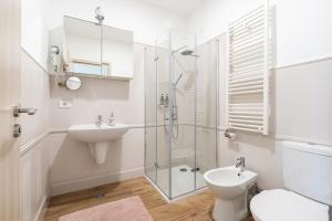 Kúpeľňa v ubytovaní Amora Homes Basilica Monnalisa luxury 3 bedrooms apartment with amazing view NEED RESERVATION X FREE PARKING