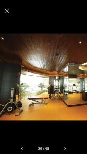 Habitación grande con ventana grande y gimnasio. en Royal heritage, en Dumas 13 fotos más