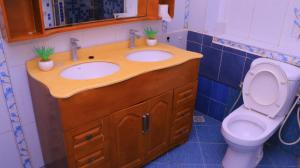 Ένα μπάνιο στο Lovely Tarnishia 2 Bedroom