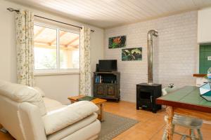 ein Wohnzimmer mit Sofa und Tisch in der Unterkunft Quinta das Acácias in Livramento