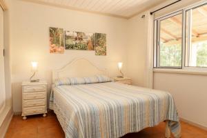 ein Schlafzimmer mit einem Bett und einem Fenster in der Unterkunft Quinta das Acácias in Livramento