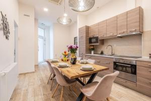 Kuchyňa alebo kuchynka v ubytovaní Amora Homes Basilica Monnalisa luxury 3 bedrooms apartment with amazing view NEED RESERVATION X FREE PARKING