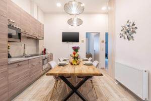 Kuchyňa alebo kuchynka v ubytovaní Amora Homes Basilica Monnalisa luxury 3 bedrooms apartment with amazing view NEED RESERVATION X FREE PARKING