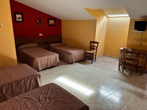 Postel nebo postele na pokoji v ubytování DORMERO Hotel y Albergue Sahagun