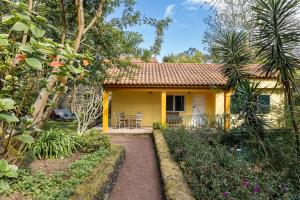 ein gelbes Haus mit einem Weg dorthin in der Unterkunft Quinta das Acácias in Livramento