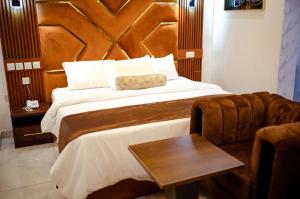 Giường trong phòng chung tại Hilton Euphoria Hotel
