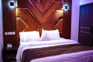 Giường trong phòng chung tại Hilton Euphoria Hotel