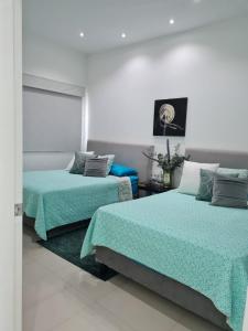 Una cama o camas en una habitación de Hermoso condominio con una vista increíble al mar, Torre eMe
