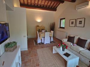Posedenie v ubytovaní Modern holiday home in Foligno - Loc with pool
