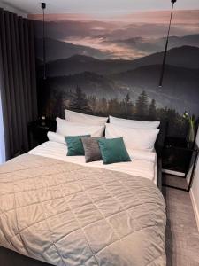 una camera con un grande letto e vista sulle montagne di Sielska Ostoja a Brenna