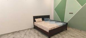 a small bed in a corner of a room at Hotel O Pranav Inn in Ayodhya +6 photos