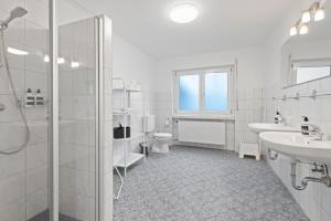 ルストにあるApartments Münchbach - near Europa-Park and Rulanticaの白いバスルーム(シャワー、洗面台、トイレ付) +55枚の写真