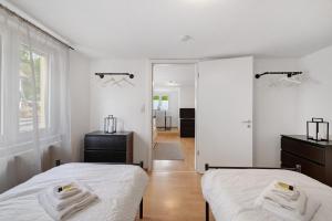 una camera da letto con due letti e un corridoio di M B Homes Schlatt Fewo 1 a Hechingen Altre 12 foto