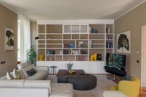 Een zitgedeelte bij Ruby Como Villa with Lake View By Petra Luxury