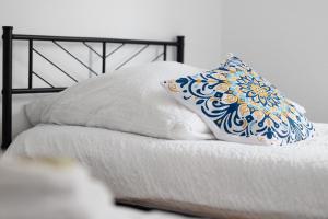 un cuscino appoggiato sopra un letto di M B Homes Schlatt Fewo 1 a Hechingen