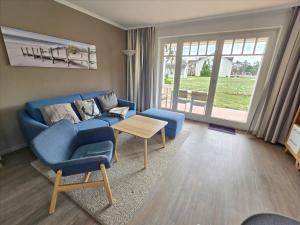 Ein Sitzbereich in der Unterkunft Dünenpark Binz - Komfort Ferienwohnung mit 1 Schlafzimmer und Terrasse im Erdgeschoss 115