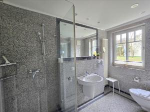 ein Badezimmer mit Dusche, Waschbecken und Toilette in der Unterkunft Dünenpark Binz - Komfort Ferienwohnung mit 1 Schlafzimmer und Terrasse im Erdgeschoss 115 in Binz