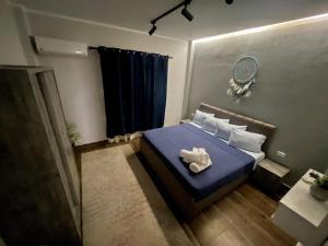 Postel nebo postele na pokoji v ubytování Downtown House Suites