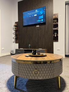 TV a/nebo společenská místnost v ubytování Downtown House Suites
