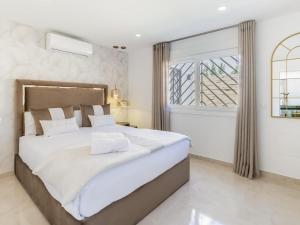 エステポナにあるHanami Villa La Palmaの大きなベッドと窓のある寝室 +67枚の写真