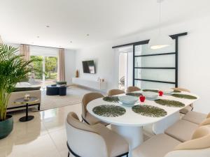 エステポナにあるHanami Villa La Palmaの白いテーブルと椅子のあるダイニングルーム