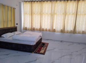 Postel nebo postele na pokoji v ubytování Hotel Govind Palace