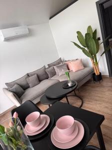 un soggiorno con un divano e piatti e tavoli rosa di Sielska Ostoja a Brenna