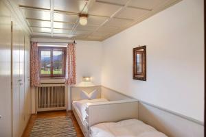 une chambre avec deux lits et une fenêtre dans l'établissement Ferienhaus Sonnenleitn, à Lenggries