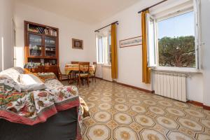 un salon avec un canapé et une table dans l'établissement Appartamento La Strilizia, à Camogli
