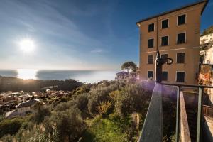 une vue depuis le balcon d'un immeuble dans l'établissement Appartamento La Strilizia, à Camogli
