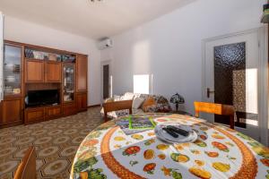 - un salon avec une table et une plaque de cuisson dans l'établissement Appartamento La Strilizia, à Camogli