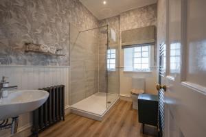 Ένα μπάνιο στο Stirling Townhouse Apartment Mid