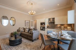 Η κουζίνα ή μικρή κουζίνα στο Stirling Townhouse Apartment Mid +41 φωτογραφίες