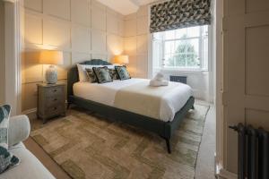 Ένα ή περισσότερα κρεβάτια σε δωμάτιο στο Stirling Townhouse Apartment Mid