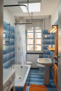 Et badeværelse på Casa Mare View Wi-Fi AC + 2 billeder