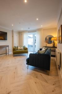 a living room with a couch and a table at Stirling Townhouse Apartment Btm in Stirling