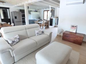 梅桑热Villa LANDAYA Cozy & Calme avec piscine privée的带白色沙发的客厅和厨房