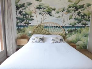 梅桑热Villa LANDAYA Cozy & Calme avec piscine privée的卧室配有一张白色床,墙上挂有绘画作品 更多11张照片